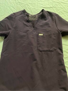 Figs Women's Purple V-Neck Short Sleeve Scrub Top Size XS
